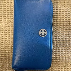 Blue Tory Burch zip top wallet. Used condition as shown in photos.